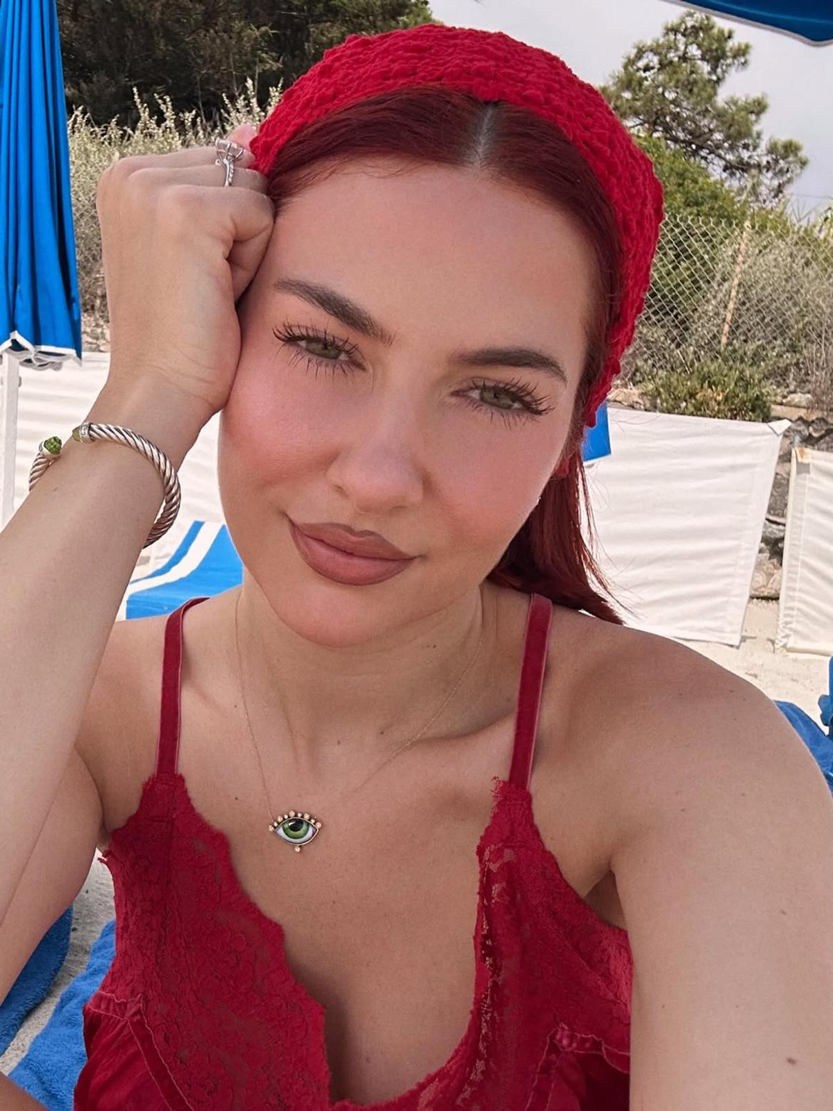 Una dintre cele mai sexy cântărețe din România a făcut show, înainte de UTA - Corvinul: „Am avut emoții uriașe!”