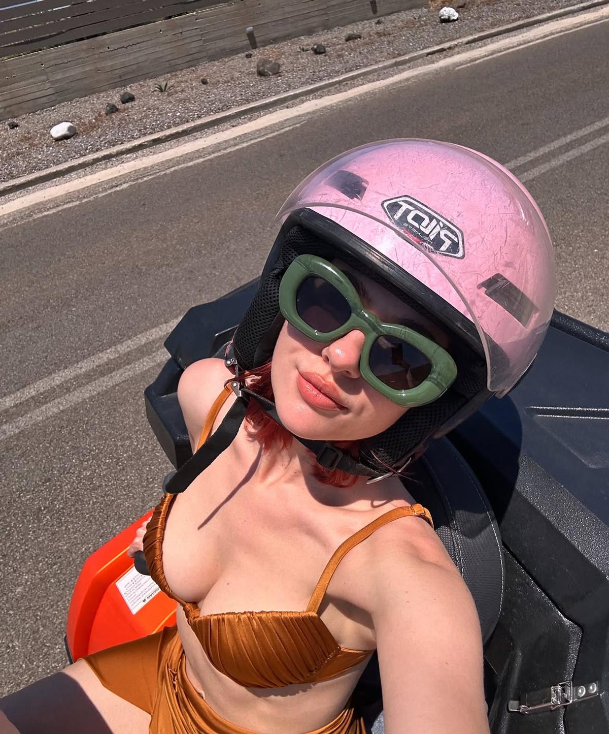 Una dintre cele mai sexy cântărețe din România a făcut show, înainte de UTA - Corvinul: „Am avut emoții uriașe!”