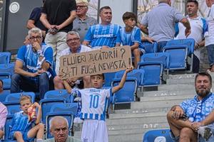 Copiii afișează lucruri trăsnite, după ce Craiova și-a luat de guler propriii suporteri: „Fluieri jucătorii? Să-ți fugă nevasta!”