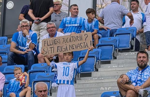 Copiii afișează lucruri trăsnite, după ce Craiova și-a luat de guler propriii suporteri: „Fluieri jucătorii? Să-ți fugă nevasta!”