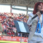 Lidia Buble a făcut show, înainte de UTA - Corvinul/ Foto: sportarad.ro