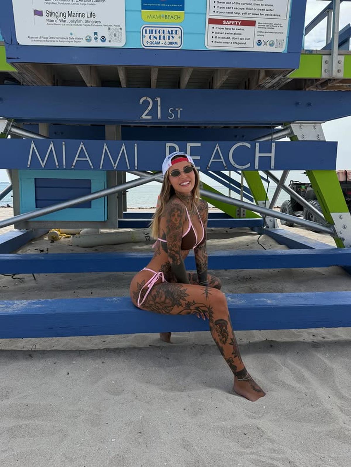 „Tigroaica” Zoe a plecat în vacanță fără starul de la Mondial și a atras toate privirile: și-a etalat toate tatuajele