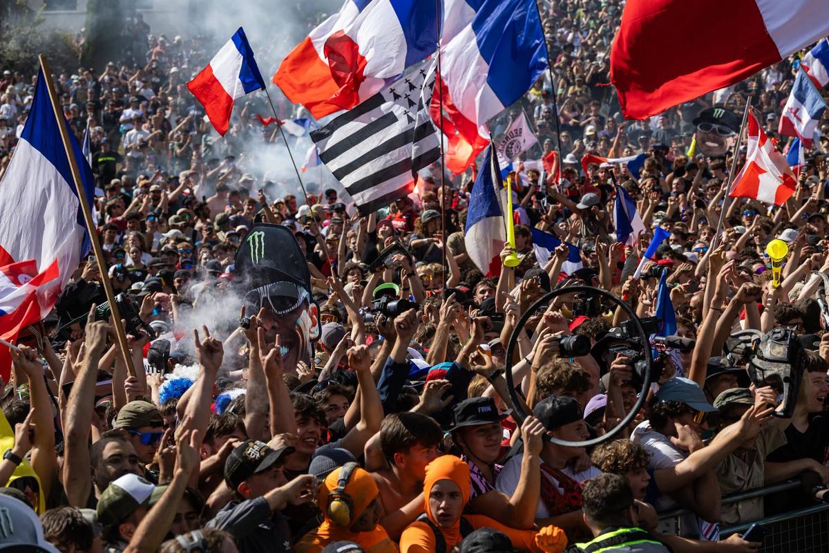 Imaginile weekendului: un potop de fani copleșește un munte pentru un campion mondial al Franței!
