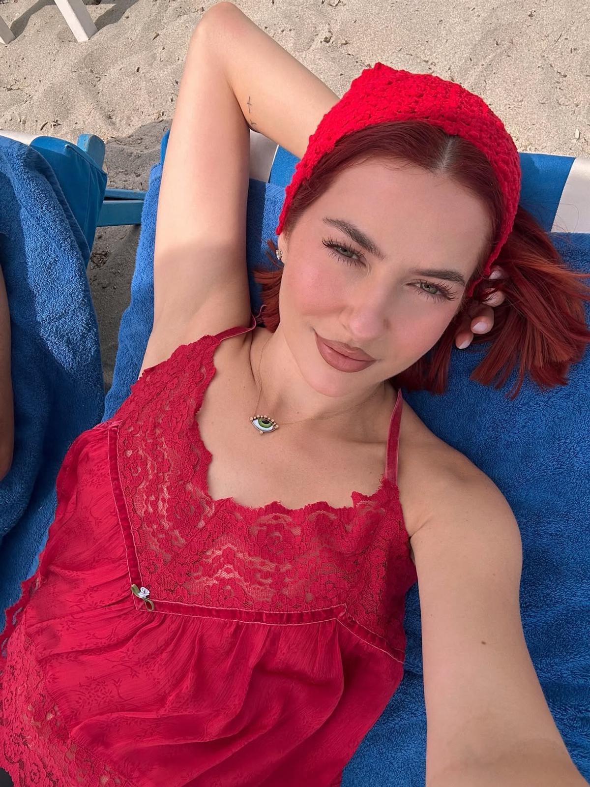 Una dintre cele mai sexy cântărețe din România a făcut show, înainte de UTA - Corvinul: „Am avut emoții uriașe!”