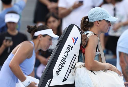 Pentru Jessica Pegula, misiunea a fost mult mai complicată. După aproape 3 ore de joc, a trecut de Iga Swiatek (25 de ani, 5 WTA), scor 7-5, 4-6, 6-4.