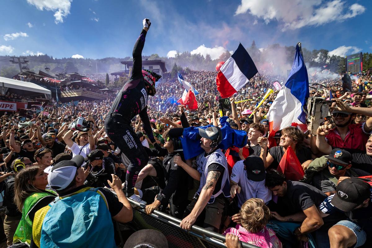 Imaginile săptămânii în sport: mii de fani au sărbătorit victoria lui Max Alran
