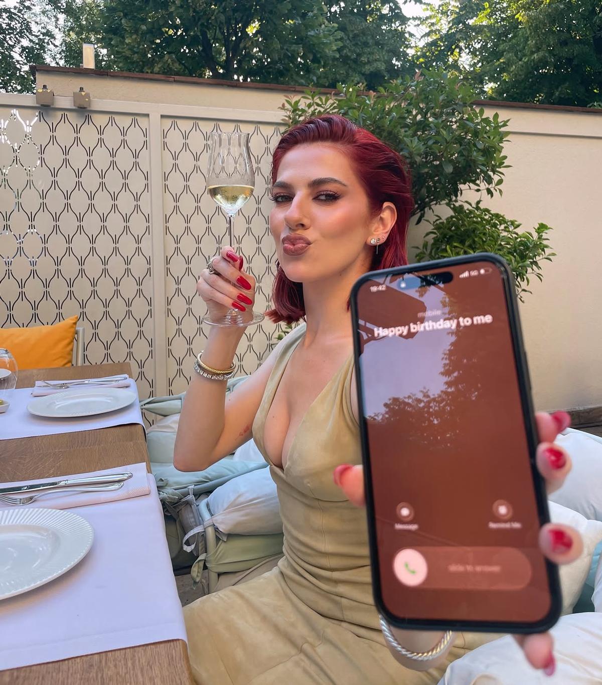 Una dintre cele mai sexy cântărețe din România a făcut show, înainte de UTA - Corvinul: „Am avut emoții uriașe!”