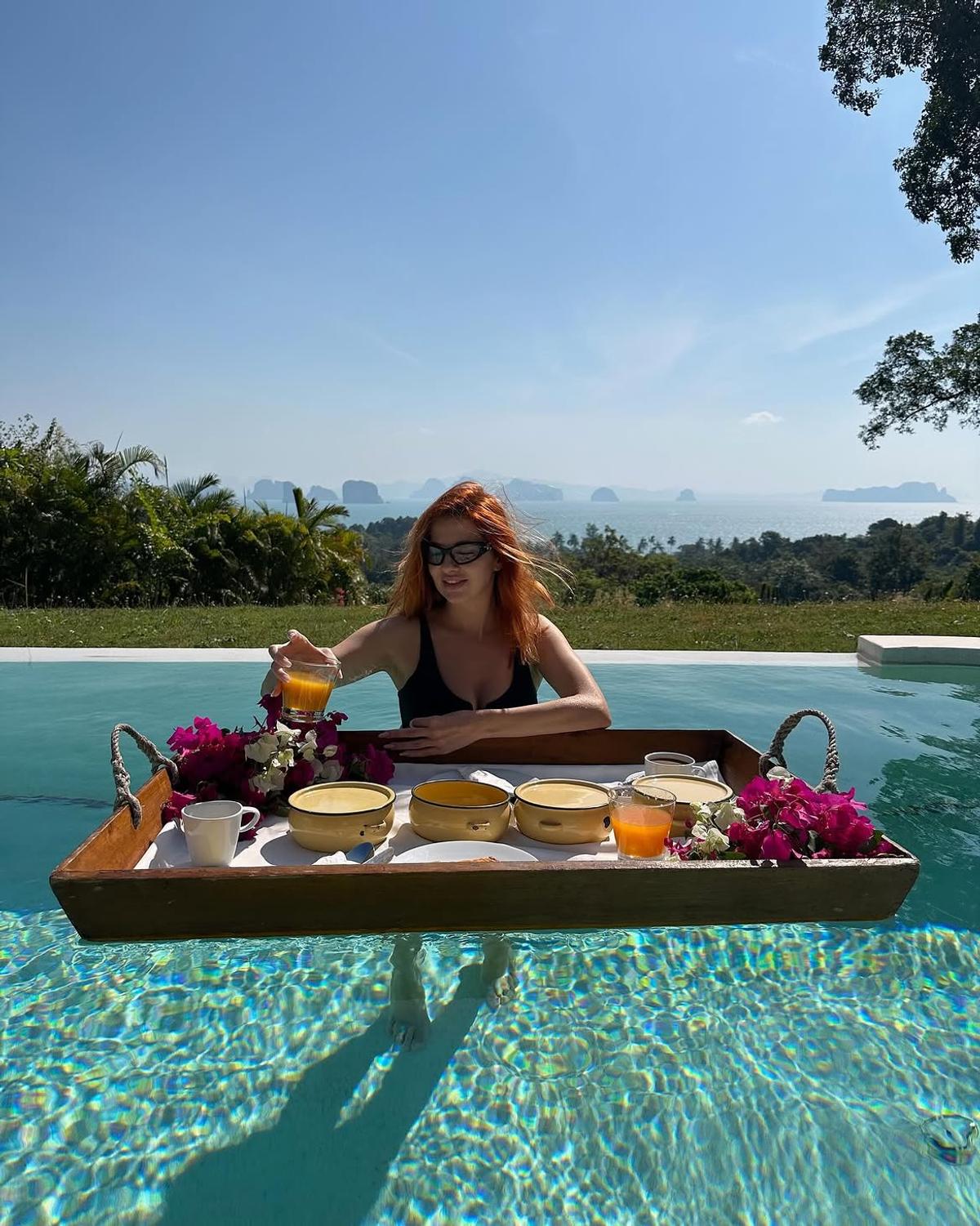 Una dintre cele mai sexy cântărețe din România a făcut show, înainte de UTA - Corvinul: „Am avut emoții uriașe!”