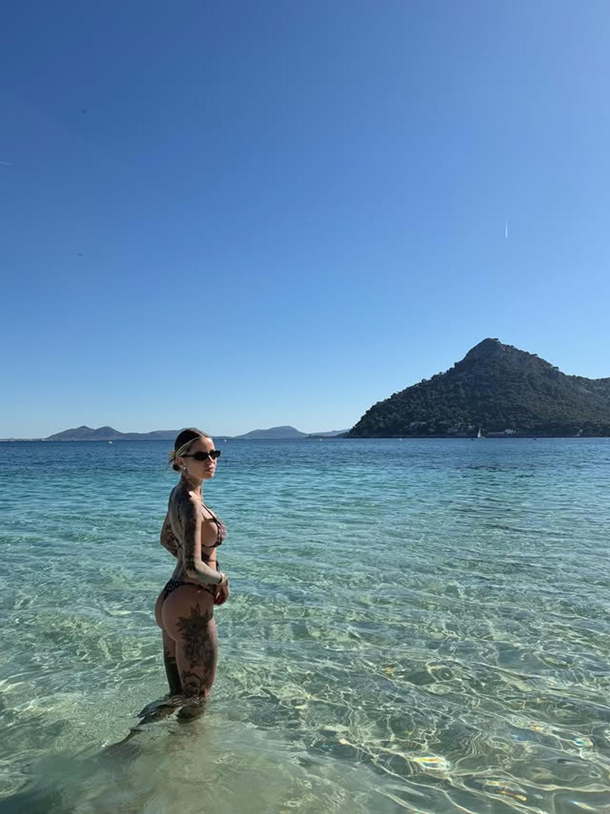„Tigroaica” Zoe a plecat în vacanță fără starul de la Mondial și a atras toate privirile: și-a etalat toate tatuajele