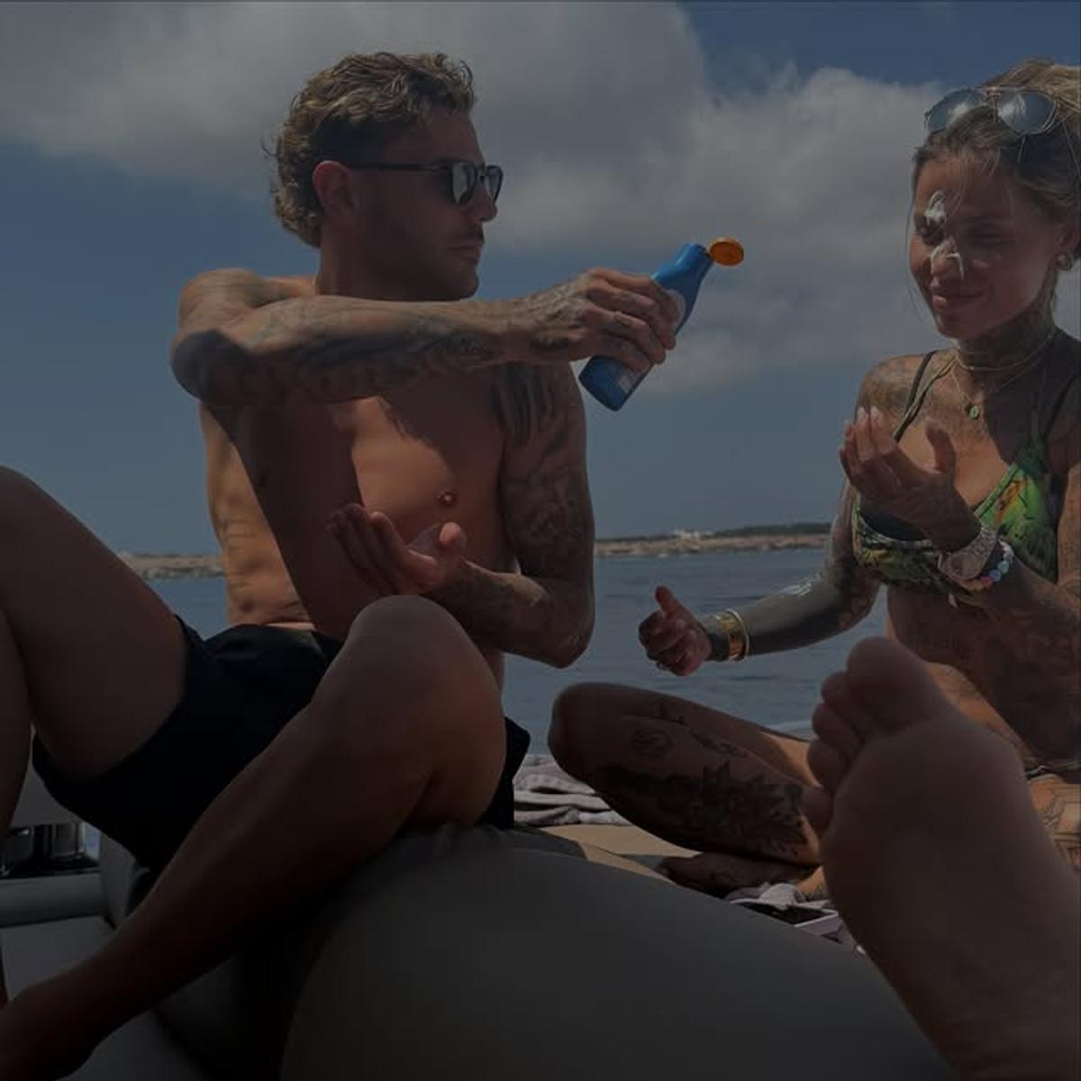 „Tigroaica” Zoe a plecat în vacanță fără starul de la Mondial și a atras toate privirile: și-a etalat toate tatuajele