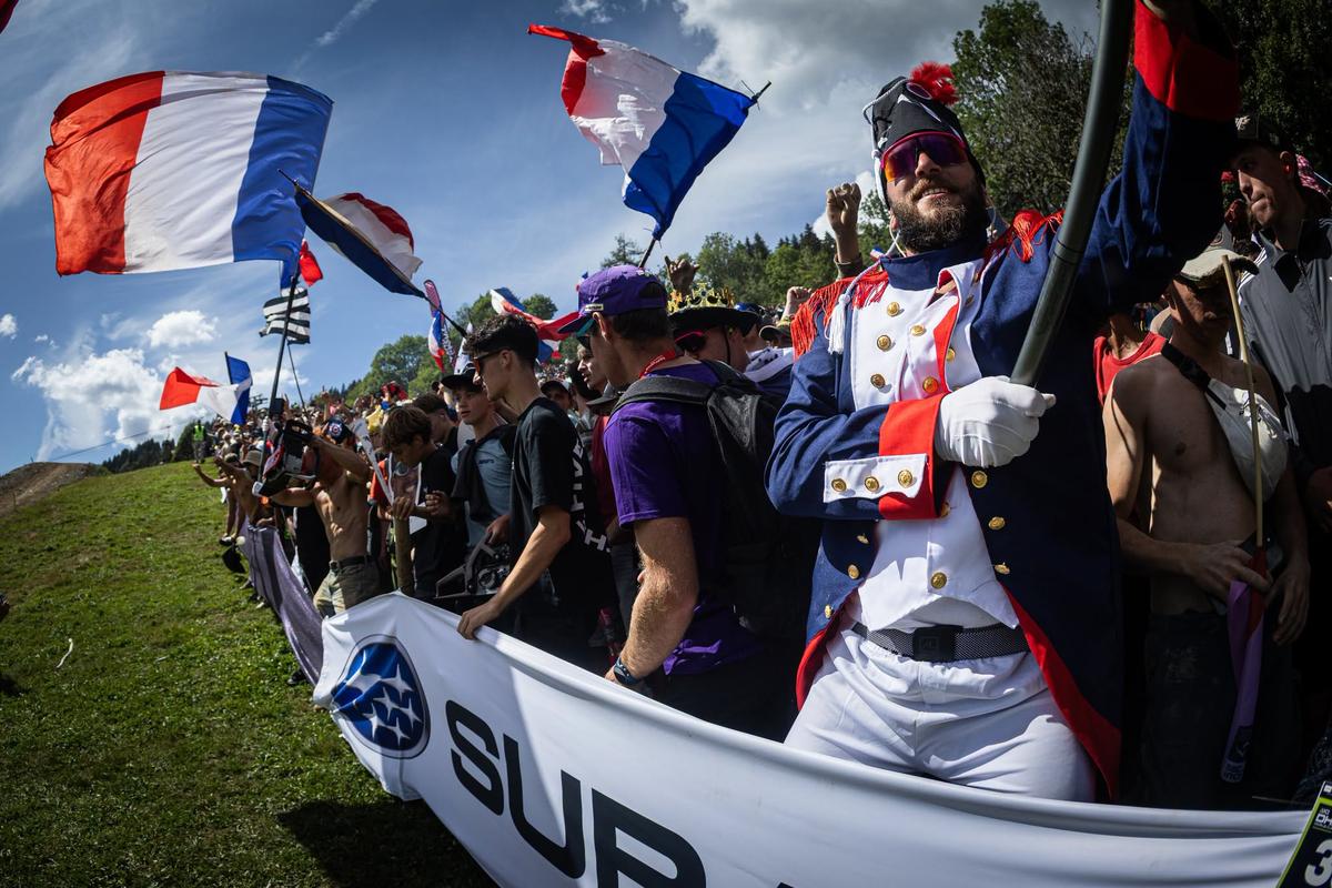Imaginile weekendului: un potop de fani copleșește un munte pentru un campion mondial al Franței!