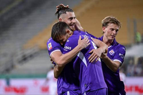 Radu Drăgușin îl îmbrățișează pe Luca Ranieri în Fiorentina - Benevento (4-1), din Cupa Italiei / Foto: Imago