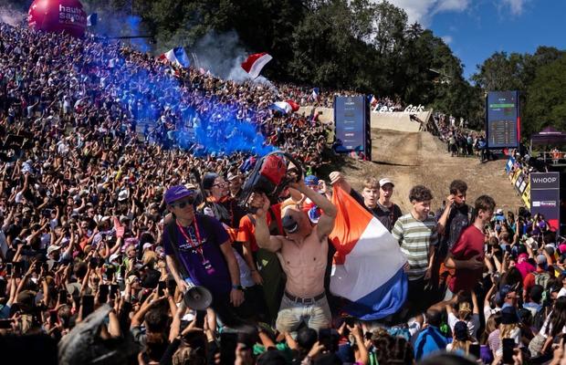 Imaginile weekendului: un potop de fani copleșește un munte pentru un campion mondial al Franței!
