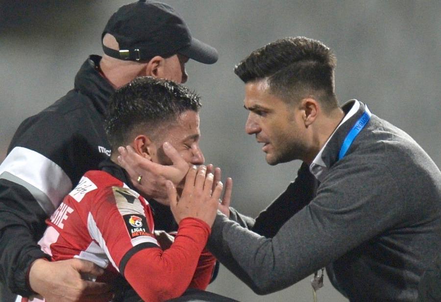 Florin Bratu îl consolează pe Liviu Gheorghe într-un meci Dinamo - Juventus 1-2, din 2018 Cine vine în locul lui Uhrin? Dinamo are doi antrenori pregătiți: unul din Liga 3 și un șomer