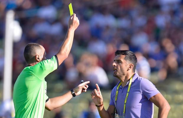 Dică acuză arbitrajul! Tehnicianul a făcut show la Chiajna: "Cred că nu suntem la şah, să nu ne atingem!"