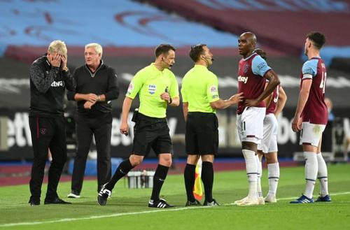 Înainte cu 45 de minute de startul partidei West Ham - Hull 5-1 din Cupa Ligii Angliei (turul 3), a trebuit ca managerul David Moyes și titularii Issa Diop și Josh Cullen să plece acasă, fiind depistați pozitiv la COVID-19.