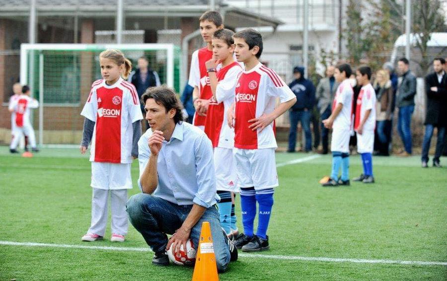 Ogăraru și copii români echipați în tricourile lui Ajax VIDEO Ogăraru, interviu emoționant: „Mă suna Neșu și îmi zicea: «George, nu cred că ne vom mai vedea!» Simțea că nu mai poate trăi!”