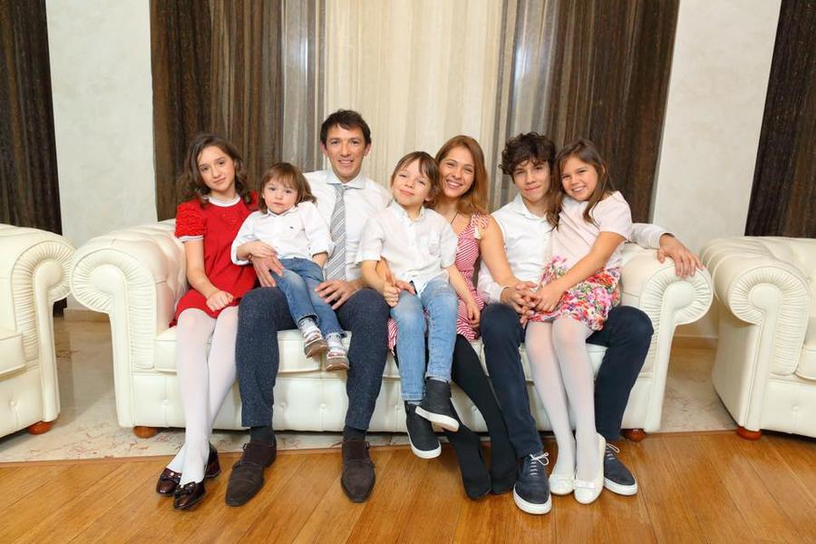 George și Andreea Ogăraru, fericiți alături de cei cinci copii VIDEO Ogăraru, interviu emoționant: „Mă suna Neșu și îmi zicea: «George, nu cred că ne vom mai vedea!» Simțea că nu mai poate trăi!”