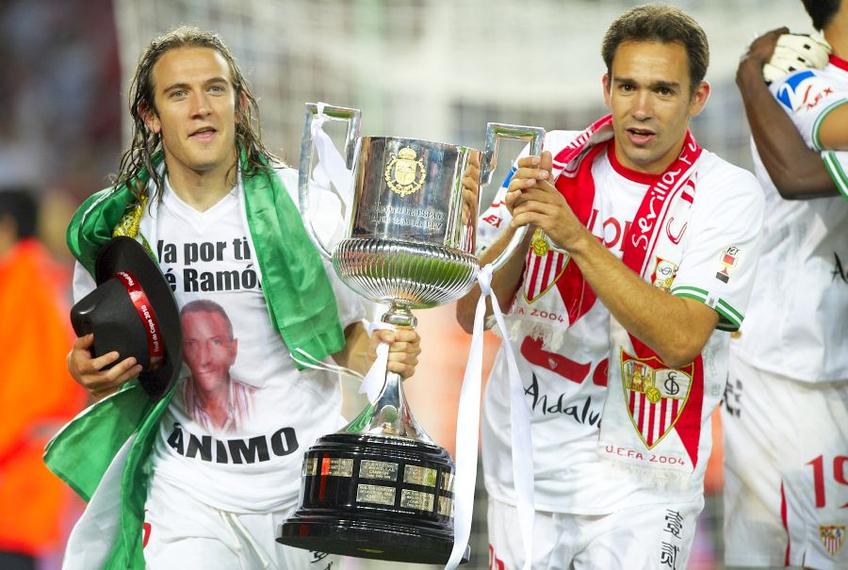 Diego Capel de la FC Sevilla (stânga) sărbătorește alături de Lolo, pe Camp Nou, câștigarea Cupei Regelui în fața lui Atletico Madrid, în 2010, scor 2-0. Foto: Guliver/GettyImages