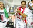 Diego Capel de la FC Sevilla (stânga) sărbătorește alături de Lolo, pe Camp Nou, câștigarea Cupei Regelui în fața lui Atletico Madrid, în 2010, scor 2-0. Foto: Guliver/GettyImages