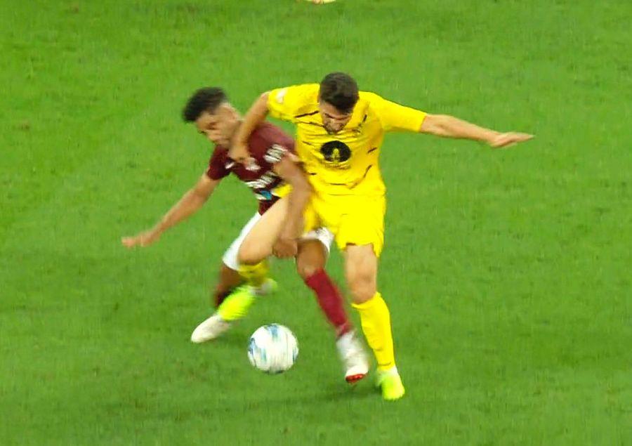 Momentul în care Ronaldo Deaconu l-a lovit pe Alami / FOTO: Captură @Telekom Sport Scrisoare deschisă către FRF și CCA din partea unei suportere a Rapidului: „Cum aș putea crede că acțiunile dumnevoastră nu sunt deliberate?”