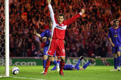 Mark Viduka, 45 de ani, fostul mare atacant australian din Premier League, s-a stabilit în Croaţia, la marginea Zagrebului, unde se ocupă de-o cafenea şi cântă la chitară cu trupa fiului său. E dezamăgit de lumea fotbalului.