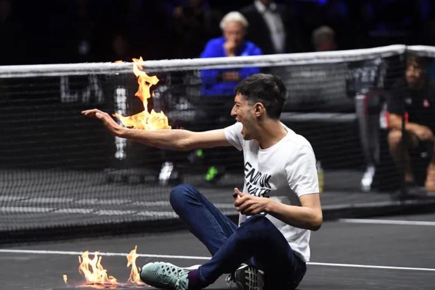 Un activist și-a dat foc pe teren, în prima zi de la Laver Cup / Sursă foto: epa / Andy Rain
