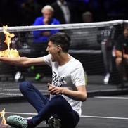 Un activist și-a dat foc pe teren, în prima zi de la Laver Cup / Sursă foto: epa / Andy Rain