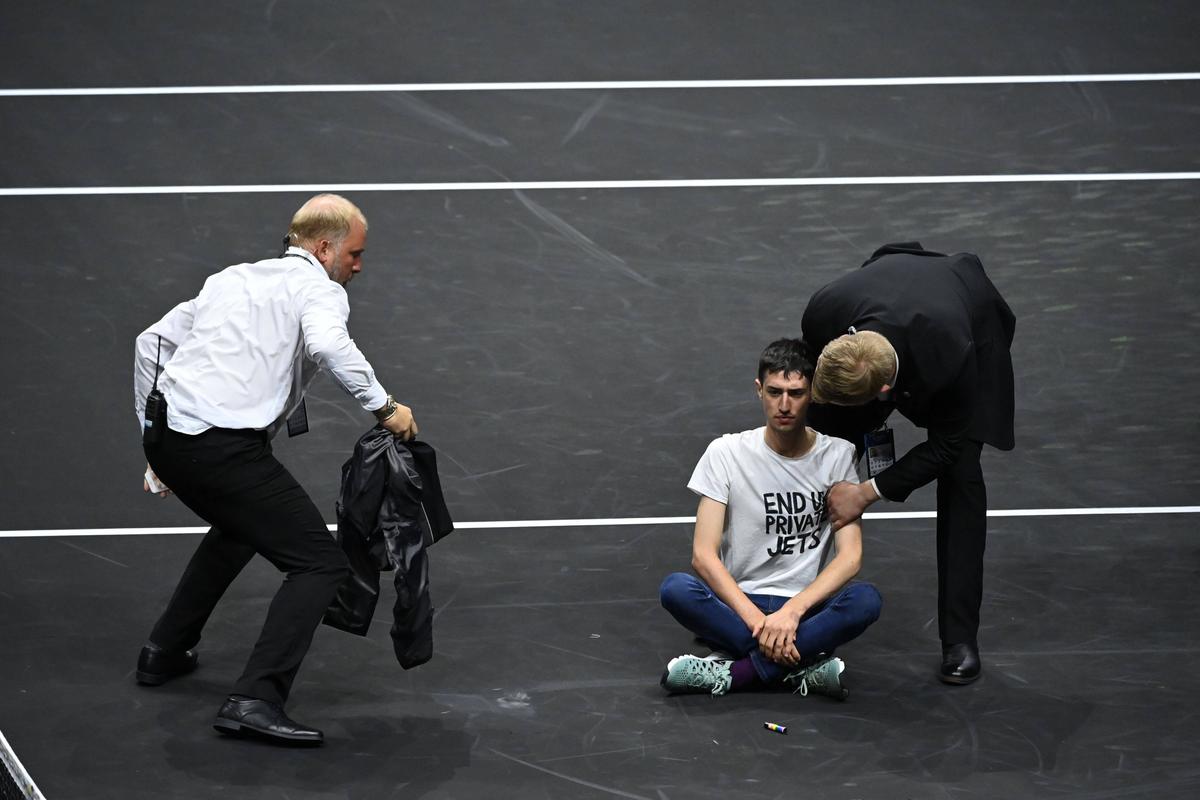 Moment șocant în prima zi a Laver Cup: un activist și-a dat foc pe teren, sub privirile lui Federer, Djokovic și Nadal