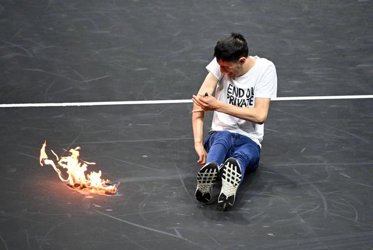Un activist și-a dat foc pe teren, în prima zi de la Laver Cup / foto: Imago