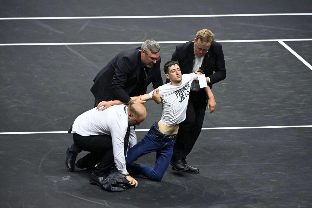 Moment șocant în prima zi a Laver Cup: un activist și-a dat foc pe teren, sub privirile lui Federer, Djokovic și Nadal