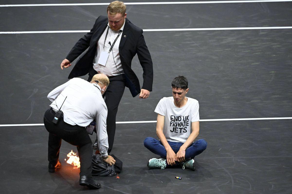 Moment șocant în prima zi a Laver Cup: un activist și-a dat foc pe teren, sub privirile lui Federer, Djokovic și Nadal