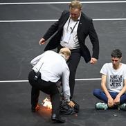 Un activist și-a dat foc pe teren, în prima zi de la Laver Cup / foto: Imago