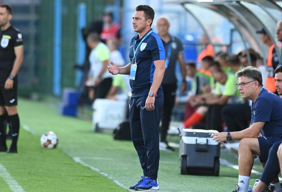 Erik Lincar (44 de ani) și Ilie Poenaru (44 de ani) sunt doi antrenori cu bagajele la ușă. Ambii așteaptă discuții decisive cu șefii cluburilor pe care le antrenează. Doi antrenori sunt cu bagajele la ușă » Cad ambele capete în aceeași zi?