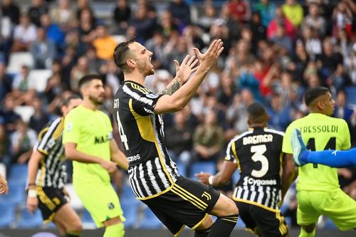 Federico Gatti, autorul autogolului antologic, în centru // foto: Imago Images