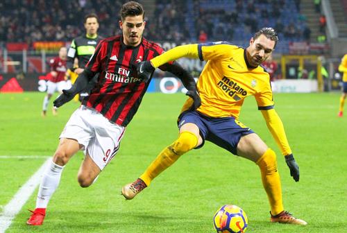 Fossati, dreapta, într-un duel cu AC Milan / FOTO: GettyImages