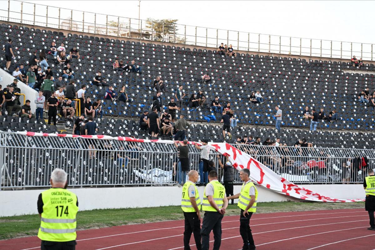 Partizan - Steaua Roșie, derby incendiar » 4 goluri, suporteri intrați pe teren și gazon incendiat