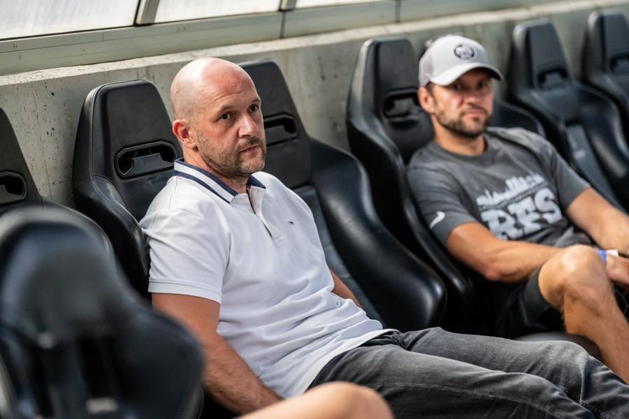 Antrenorul Viktors Morozs / Foto: X Rigas FK Atenție, FCSB! Portarul lui RFS îl ține rezervă la națională pe vărul titular din poarta lui Manchester United » Căpitanul de doi metri a scăpat miraculos din accidentul în care doi colegi au murit!