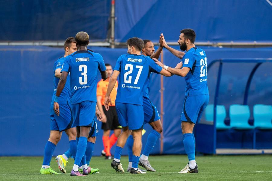 Bucuria celor de la Rigas FK după unul dintre golurile marcate contra lui Santa Coloma / Foto: Imago Atenție, FCSB! Portarul lui RFS îl ține rezervă la națională pe vărul titular din poarta lui Manchester United » Căpitanul de doi metri a scăpat miraculos din accidentul în care doi colegi au murit!