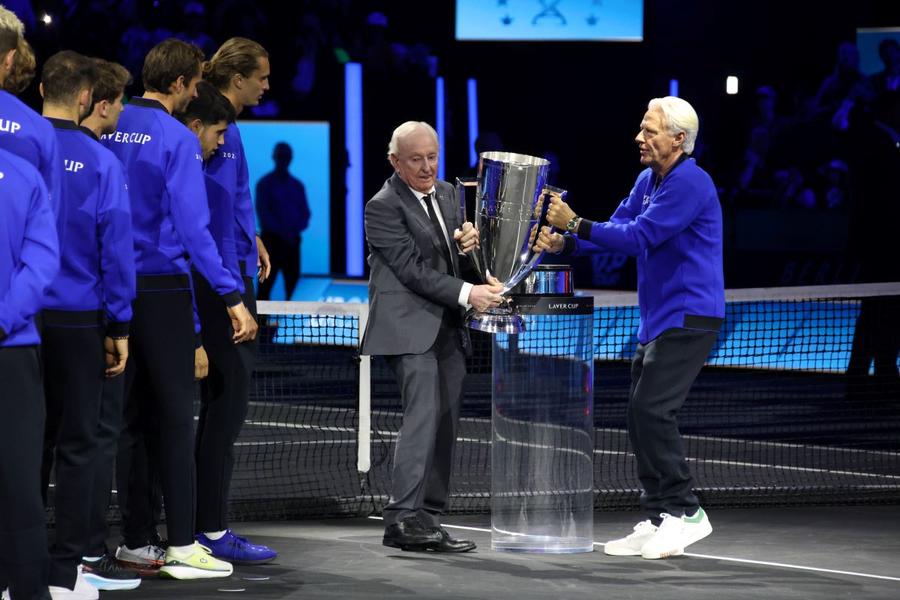 Rod Laver și Bjorn Borg cu trofeul Laver Cup Foto: Imago Ce oferă Laver Cup istoriei