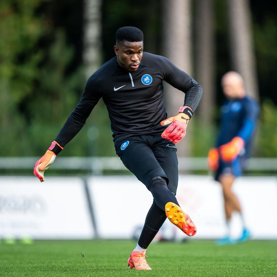 Fabrice Ondoa / Foto: X Rigas FK Atenție, FCSB! Portarul lui RFS îl ține rezervă la națională pe vărul titular din poarta lui Manchester United » Căpitanul de doi metri a scăpat miraculos din accidentul în care doi colegi au murit!