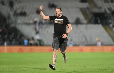 Partizan - Steaua Roșie, derby incendiar » 4 goluri, suporteri intrați pe teren și gazon incendiat