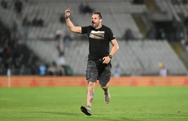 Partizan - Steaua Roșie, derby incendiar » 4 goluri, suporteri intrați pe teren și gazon incendiat