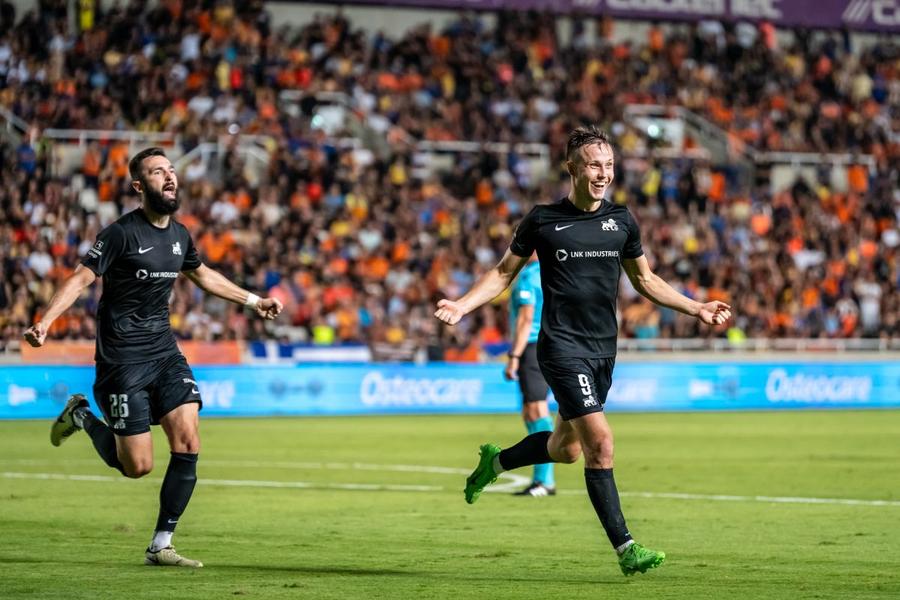 Janis Ikaunieks / Foto: X Rigas FK Atenție, FCSB! Portarul lui RFS îl ține rezervă la națională pe vărul titular din poarta lui Manchester United » Căpitanul de doi metri a scăpat miraculos din accidentul în care doi colegi au murit!