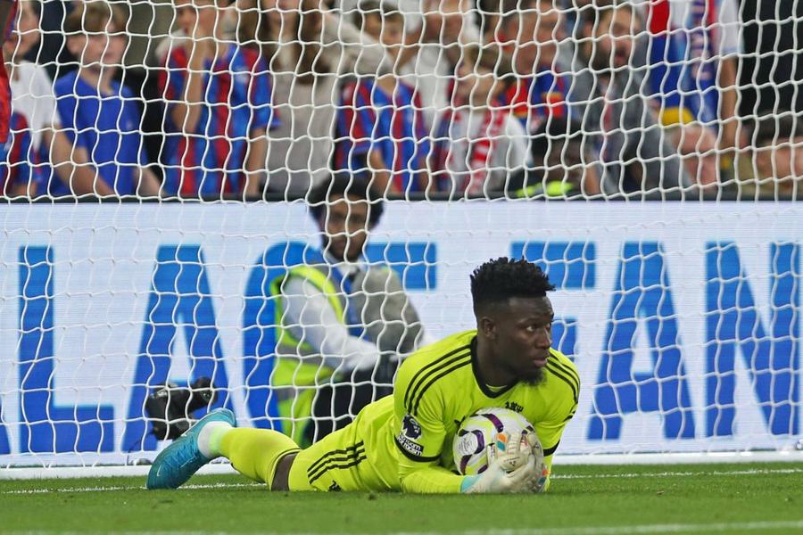 Andre Onana / Foto: Imago Atenție, FCSB! Portarul lui RFS îl ține rezervă la națională pe vărul titular din poarta lui Manchester United » Căpitanul de doi metri a scăpat miraculos din accidentul în care doi colegi au murit!