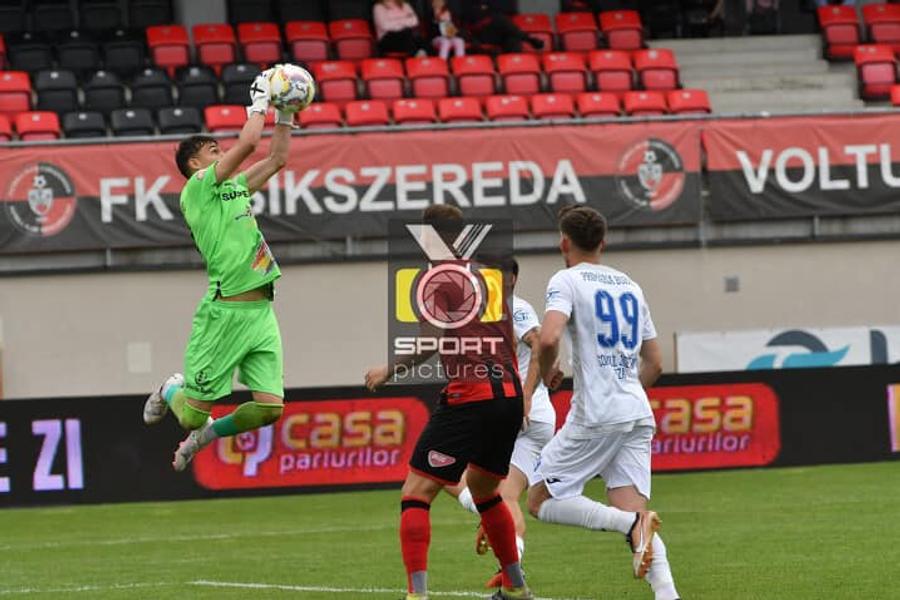 Alessandro Lăpădat (n.r. la balon) Omul care l-a descoperit pe Tătărușanu are un nou pariu în fotbalul românesc: „Am avut șansa să dau peste el!”