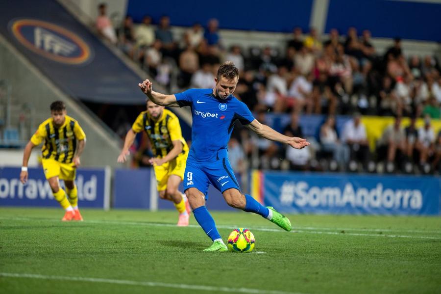 Janis Ikaunieks / Foto: Imago Atenție, FCSB! Portarul lui RFS îl ține rezervă la națională pe vărul titular din poarta lui Manchester United » Căpitanul de doi metri a scăpat miraculos din accidentul în care doi colegi au murit!