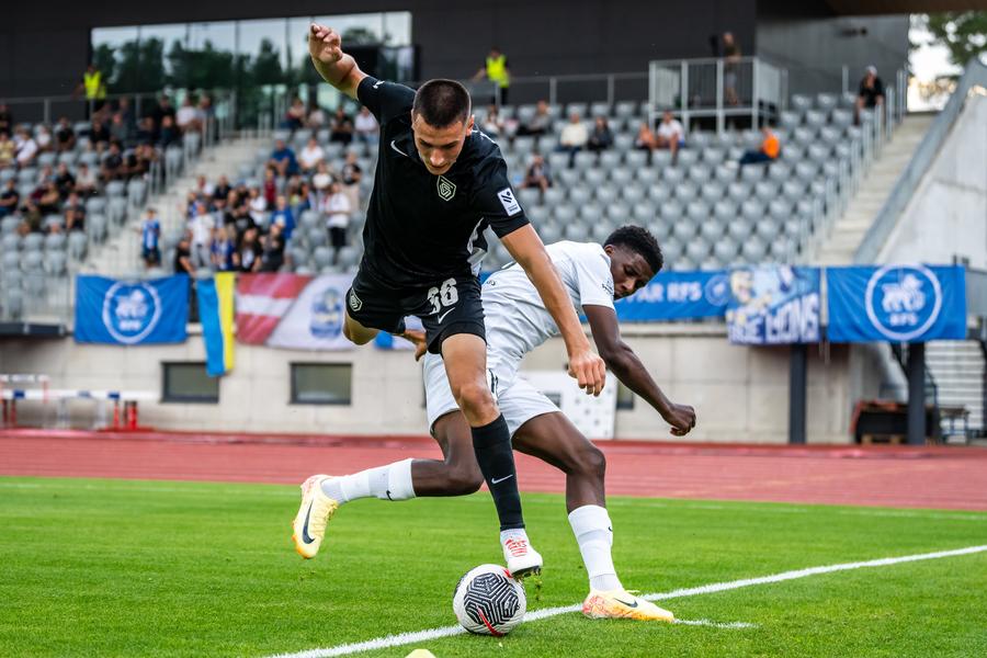 Stefan Panič / Foto: X Rigas FK Atenție, FCSB! Portarul lui RFS îl ține rezervă la națională pe vărul titular din poarta lui Manchester United » Căpitanul de doi metri a scăpat miraculos din accidentul în care doi colegi au murit!