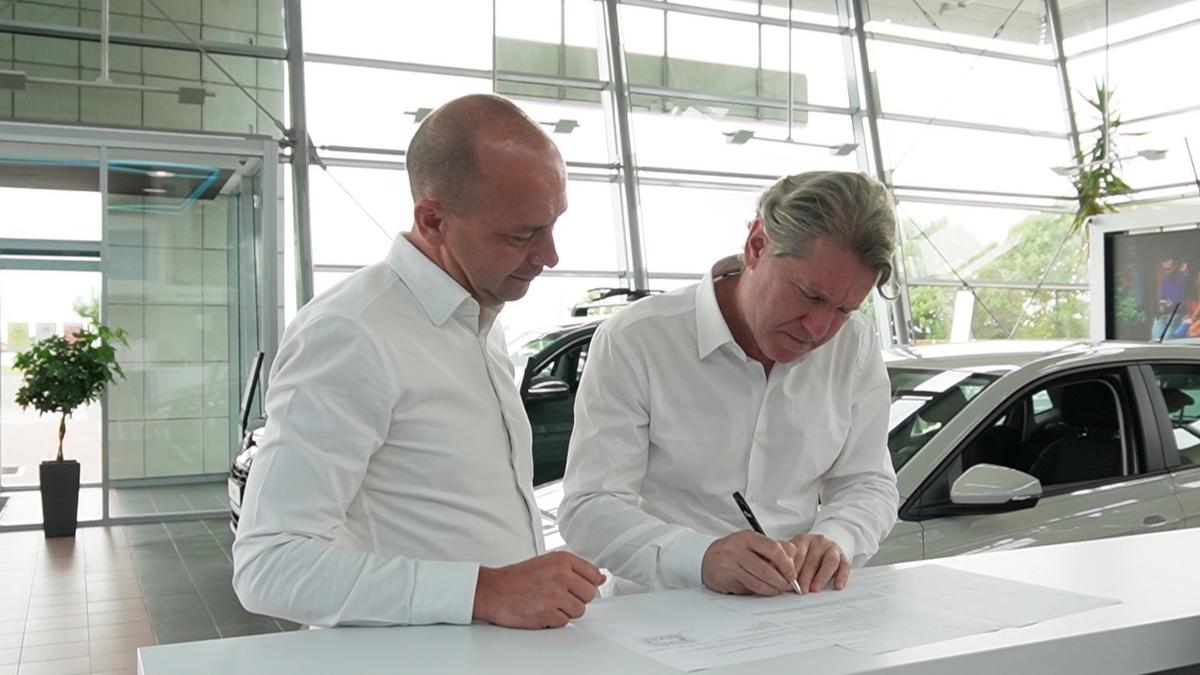 Florin Răducioiu a semnat! Este al doilea din Generația de Aur, după Gică Hagi