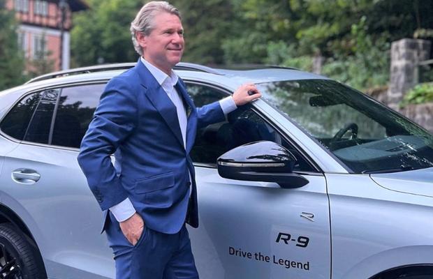 Florin Răducioiu a semnat! Este al doilea din Generația de Aur, după Gică Hagi
